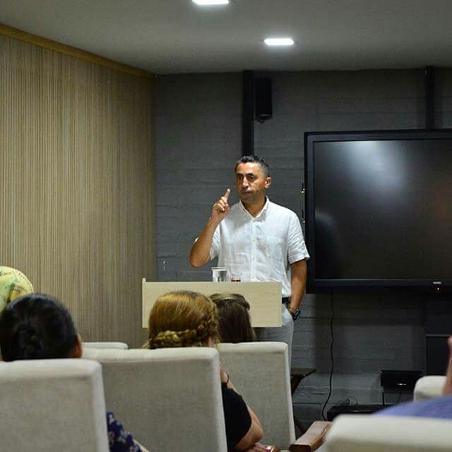 Eğitim-Öğretim sezonuna hazırlık amacıyla ‘’Hizmet İçi Eğitim Programı’’ Esenler Tomurcuk Ortaokul öğretmenlerinin katılımıyla start aldı.
Eğitimden Sorumlu Genel Müdür Yardımcısı Sn.Çiğdem Köseoğlu ve Yönetim Kurulu Başkanı Sn.Dr.Yunus Çiftçi öğretmenlere hitap etti.