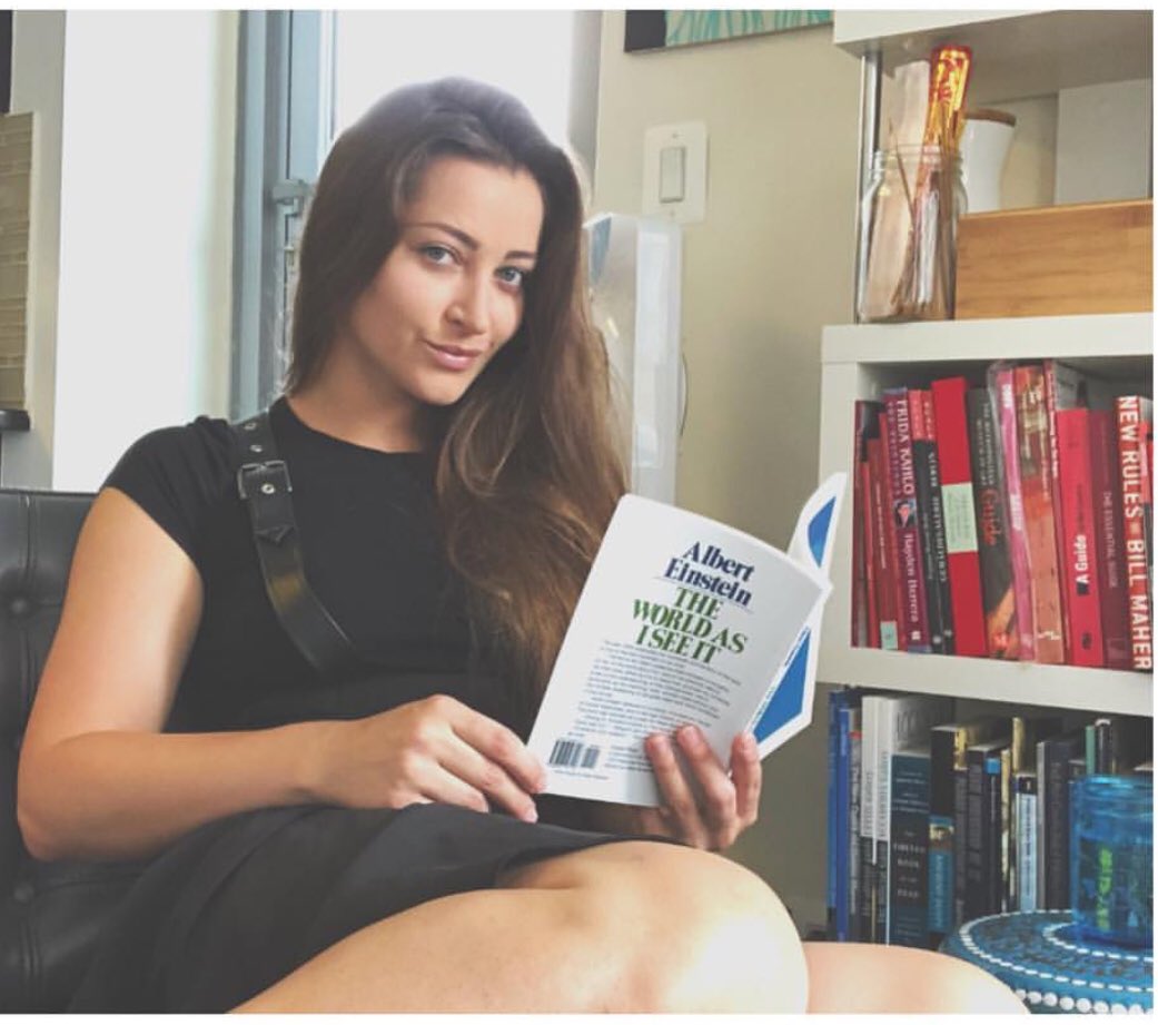 carolelarson tweet media