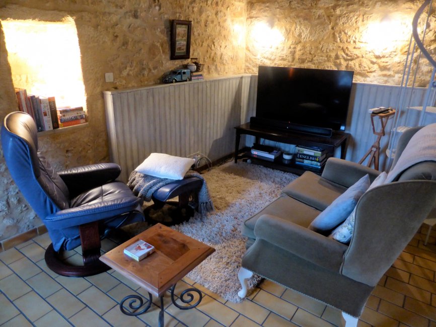 theholidaylet's tweet photo. Truffle Cottage is ideally located in the heart of the Dordogne valley, only minutes from Beynac, La Roque-Gageac and Castelnaud. With shaded terraces, valley and chateau views and private outdoor jacuzzi it is an ideal retreat for a couple. From £750 week https://t.co/19QwYfuK8X https://t.co/qlkd1B2nr9
