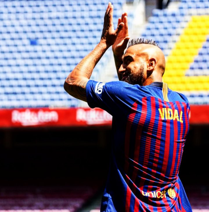 InvictosSomos's tweet photo. Arturo Vidal portando la camiseta del Barça en el Camp Nou por primera vez. "Estoy muy contento de llegar al FC Barcelona. Para mí, es el mejor club del mundo, donde están los mejores. He jugado en muchos equipos importantes y hoy llego a lo más alto del mundo". https://t.co/wovJjRZ2F1