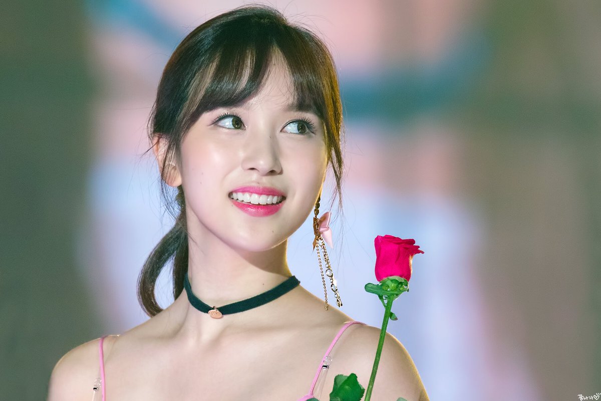 myouisbae's tweet photo. A jeongmi's au where mina as an solo idol who just wins an award and jeongyeon as a cameraman who fall in love with mina at the first sight. https://t.co/DiHGePSmlK