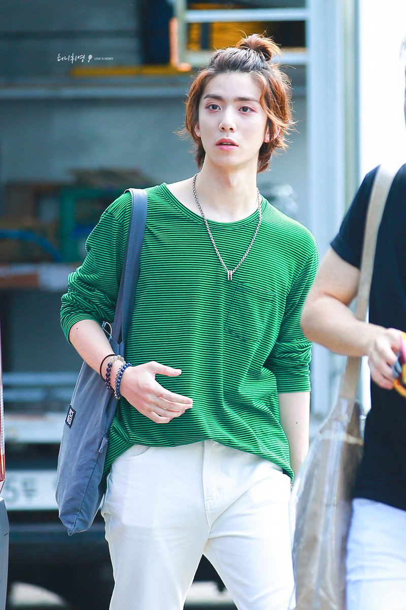 honey_hwiyoung's tweet photo. 180805 인가퇴근 

🍏🍏🍏🍏

#SF9 #휘영 #HWIYOUNG #김영균 #フィヨン #질렀어 #SF9질렀어 @SF9official https://t.co/1mQ0aRk0dH
