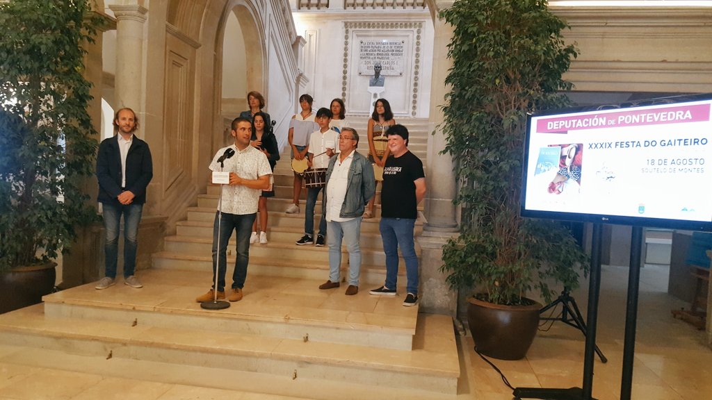 depo_es's tweet photo. ⚡️ #Cultura
A Banda de Gaitas de #Forcarei, Xurxo Souto e @IbanezOficial homeaxean os 90 anos da Muiñeira de Chantada no #DíadoGaiteiro #Soutelo
📰 https://t.co/4RgvMdA83P
https://t.co/tvtaTzDgBx