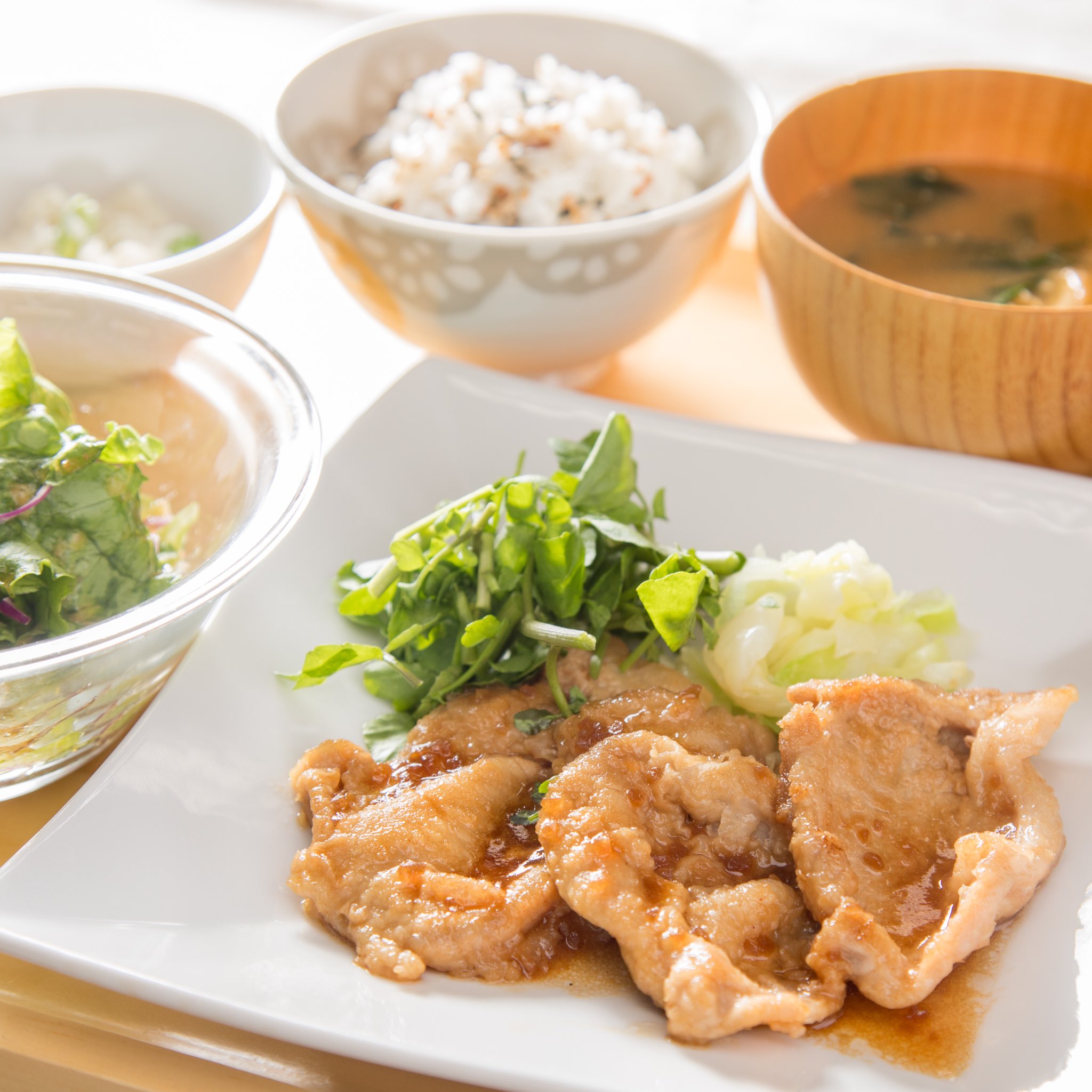 おぼんdeごはん 那須高原豚の生姜焼き定食 やわらかい那須高原豚のロースを さっと焼いて特製のタレを絡めました ご飯がすすむ 季節の小鉢 おぼろ豆腐 サラダ お漬物 選べるご飯 お味噌汁 付きです おぼんdeごはん