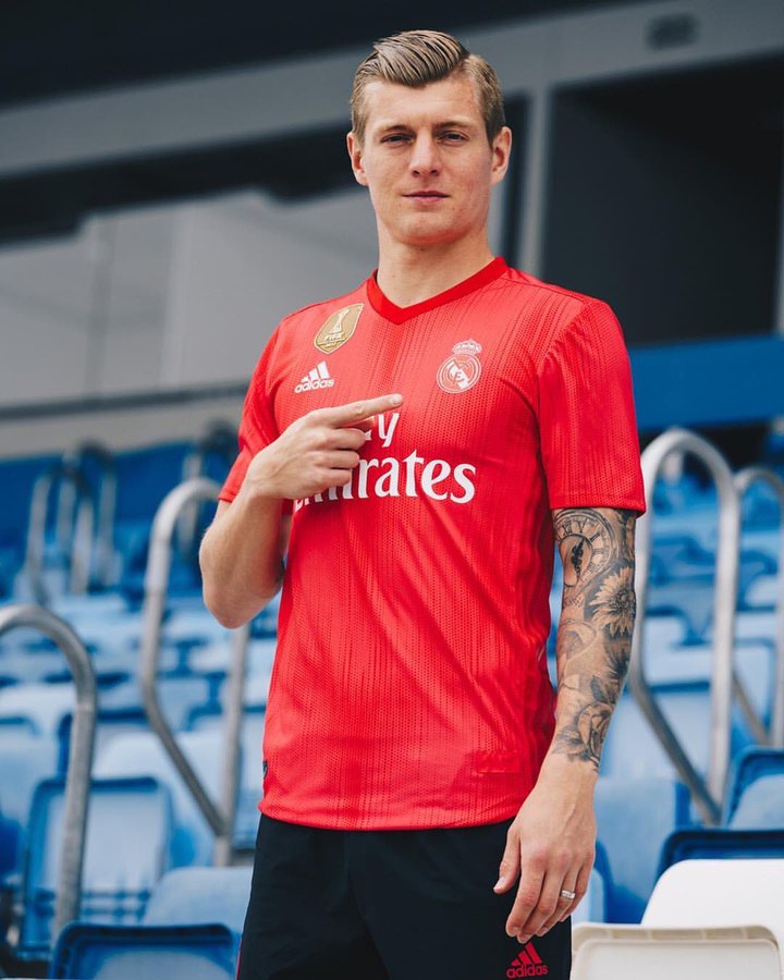 ci_RMA_Fan's tweet photo. Officiel | Le maillot third du Real Madrid 2018/2019 dévoilé. https://t.co/zxbFnhAGIj