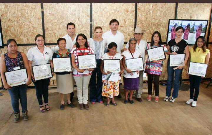 Oaxaca_comunica's tweet photo. Reconoce @DIF_Oaxaca el apoyo de la @Sedapa_GobOax que encabeza el Doctor Carlos Grau para atender las demandas de la población vulnerable y los que menos tienen en Oaxaca. @alejandromurat @IvetteMurat @holmchristian https://t.co/PHIptimU6i