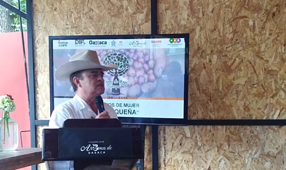 Oaxaca_comunica's tweet photo. Reconoce @DIF_Oaxaca el apoyo de la @Sedapa_GobOax que encabeza el Doctor Carlos Grau para atender las demandas de la población vulnerable y los que menos tienen en Oaxaca. @alejandromurat @IvetteMurat @holmchristian https://t.co/PHIptimU6i
