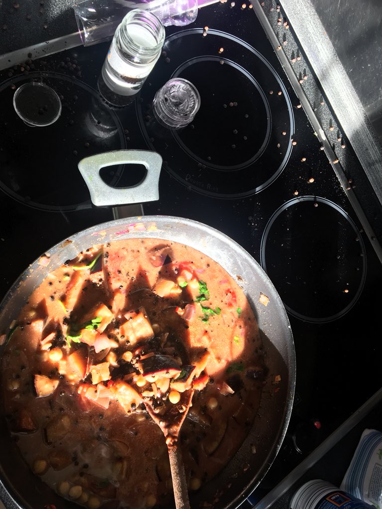 CleanNosh's tweet image. Dam you new pepper mill from @AldiUK - unwrapped the plastic to season my homemade curry only for the lid not to secured properly. Queue entire contents falling into my supposedly “mild” curry. 😭😭😭