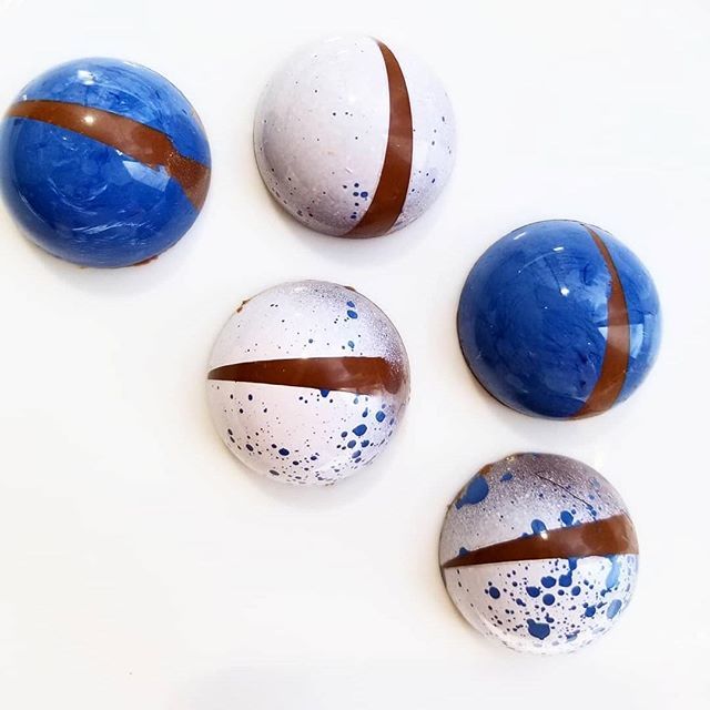 iceculinary's tweet photo. Banana ganache filled bon bons made in the #ICEChocolateLab 📸: @chef.in.the.making #ICEculinaryNY #ICEculinary #culinaryvoice .
.
.
.
.
.
#beantobar #chocolate #chocolatelover #beantobarchocolate #bonbon foodstagram #foodnetwork #food52 #chocolatemak… https://t.co/NLaVaoN8pL https://t.co/MQOIWcwA5X