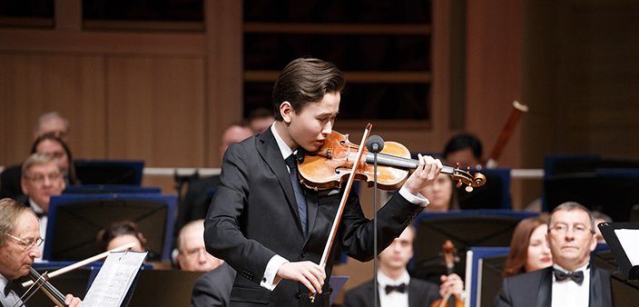 17-year-old Swedish violinist #DanielLozakovich makes his highly anticipated New York debut as a soloist at @LincolnCenter on Aug 7-8 as part of the #MostlyMozart Festival. Tix and info: bit.ly/2MntPaV