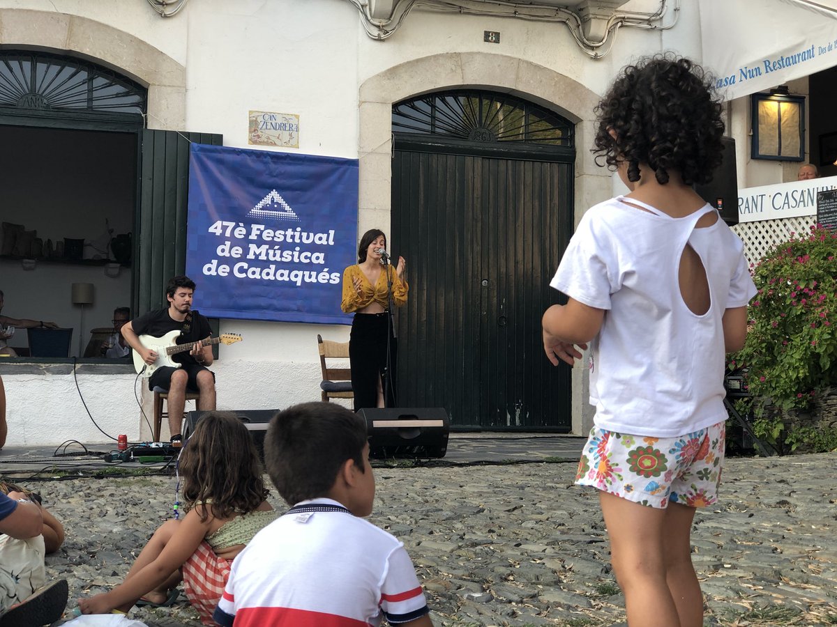 El so màgic de <a href="/kaueiricka/">Kaué i Ricka</a> a la Plaça des Portitxó. #FestivalCadaques