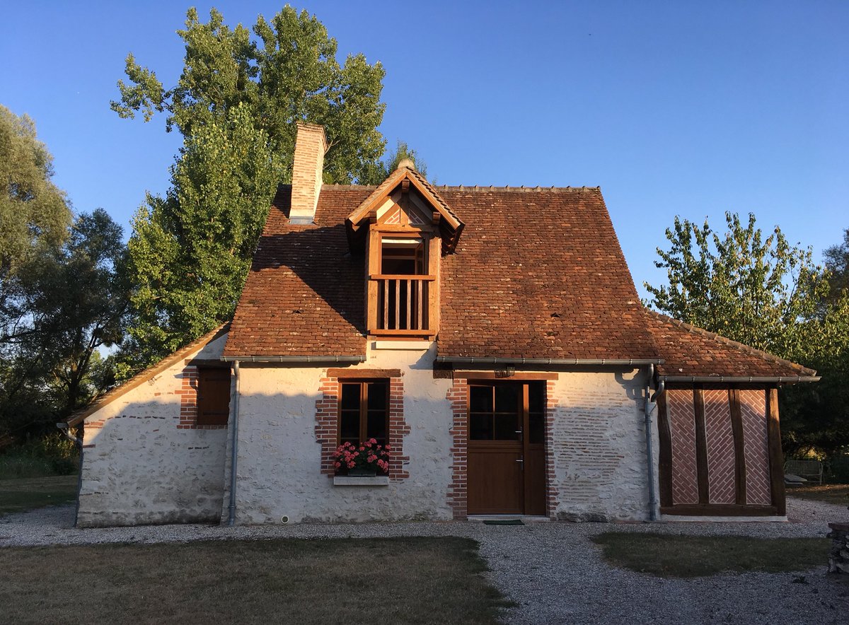 CormoCreative's tweet image. On holiday in France and this is our gîte. I have found that the upstairs room is ideal for writing and I’ve just both finished chapter 4 and passed 20,000 words! #amwriting #ammakingprogress