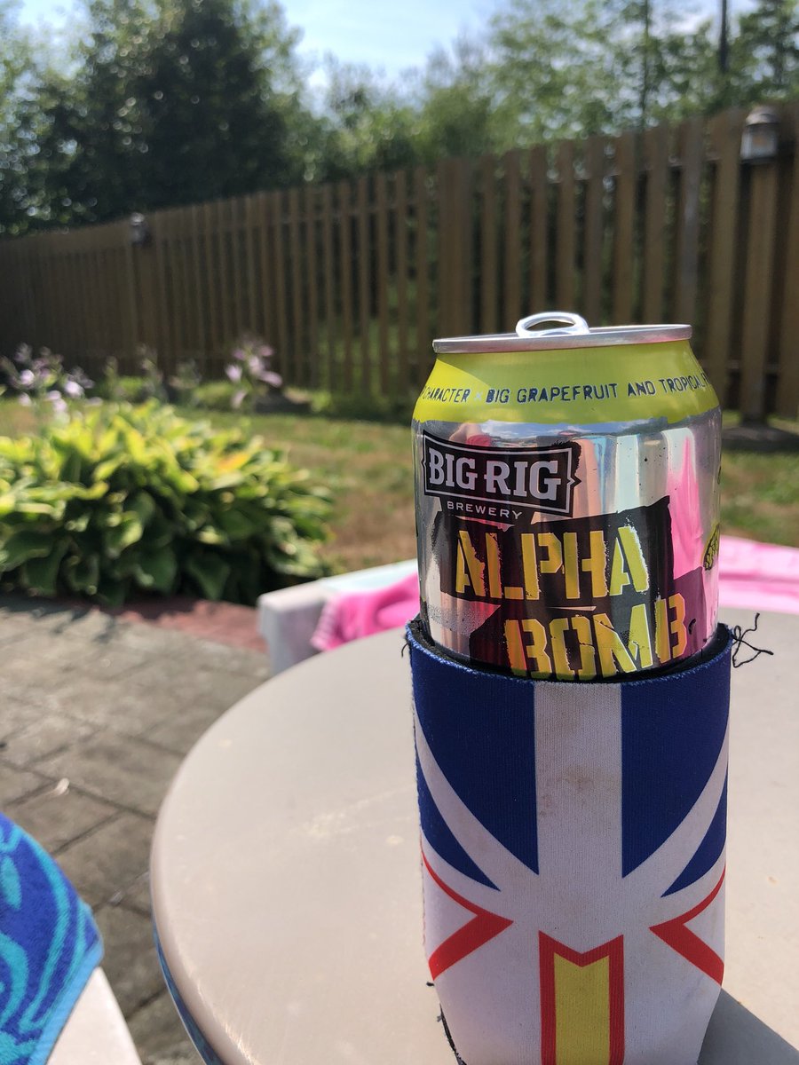jim_crafty's tweet photo. #poolside enjoying a #alphabomb apres lawn mowing! #hop💣 #hotashell @BigRigBrewery @luvmalbec @SubaruBOY https://t.co/juzZbRso37
