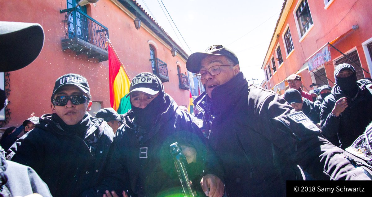 samyschwartz's tweet photo. Un comandante desubicado V.Lazio M. Me amenazo después que un policía de civil lanzará gas a @SDoriaMedina “ No me saques fotos carajito te conozco te voy a hacer cagar” @Pol_Boliviana @nancyvago @meryvaca @diarioeldeber @pagina_siete @MinPresidencia @CFValverde @AndrsGomezV https://t.co/BWoHQ7P3Ag