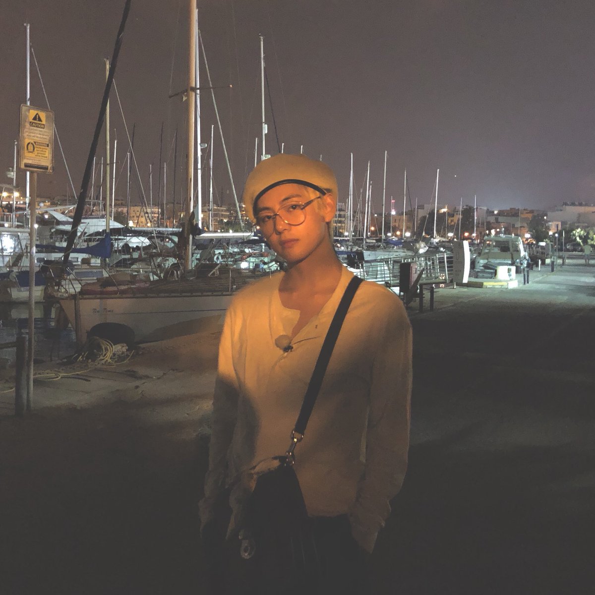 Faviarmy's tweet photo. #boyfr #taehyung https://t.co/xv1AFfQdQH
