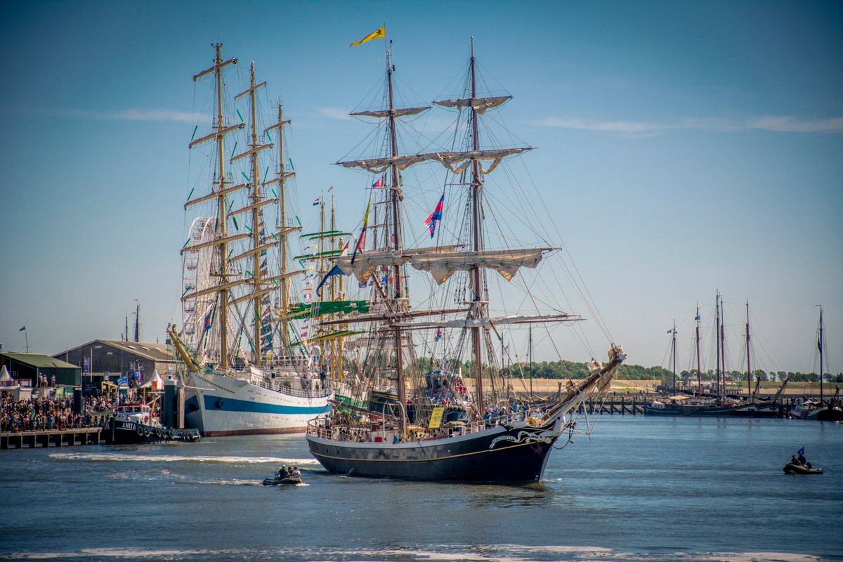 scarlett_bus's tweet photo. Prachtige dag voor de Sail Out in Harlingen ⛵️⚓️ #TSRH2018 #tallships #TallShipsRaces2018  @TSRH2018 @LF2018 @Gem_Harlingen @Stad_Amsterdam 

Meer foto's: https://t.co/lssLtZBTCy https://t.co/1ipoav9IdL