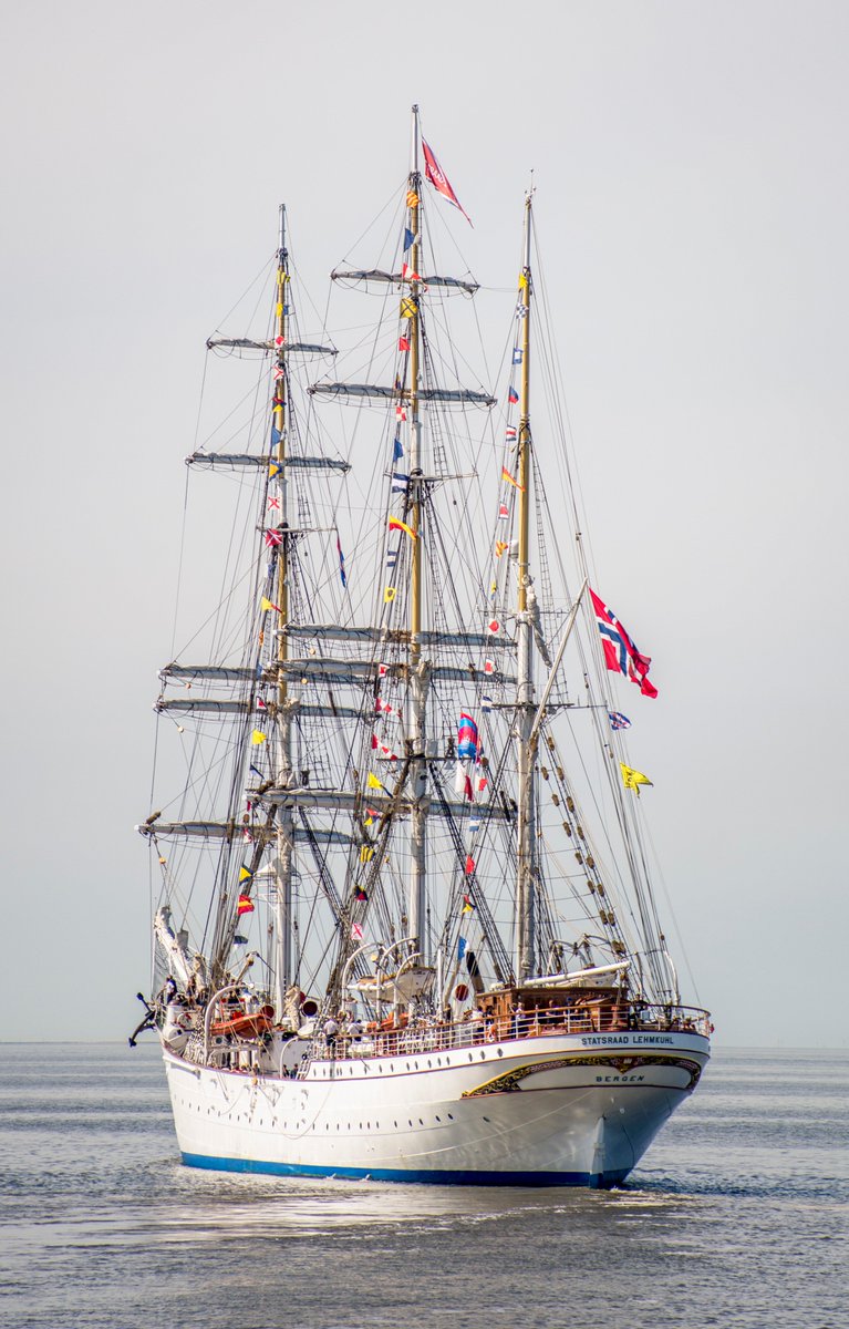 scarlett_bus's tweet photo. Prachtige dag voor de Sail Out in Harlingen ⛵️⚓️ #TSRH2018 #tallships #TallShipsRaces2018  @TSRH2018 @LF2018 @Gem_Harlingen @Stad_Amsterdam 

Meer foto's: https://t.co/lssLtZBTCy https://t.co/1ipoav9IdL