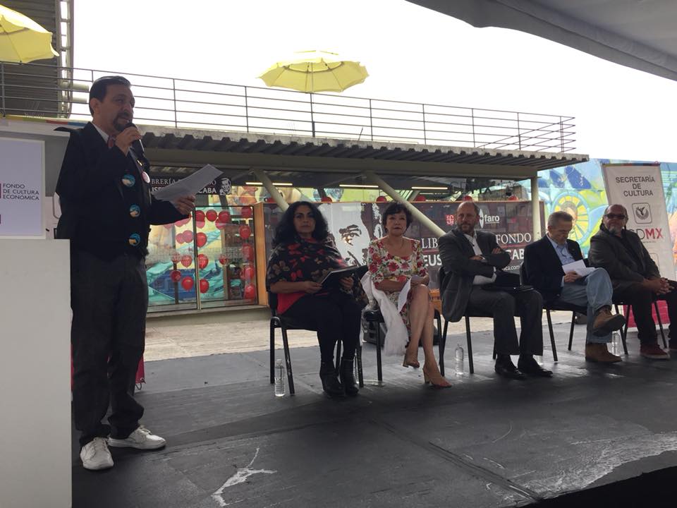 LibreriasEducal's tweet image. Felicitamos a nuetsros compañeros del @FCEMexico y @CulturaCDMX, @VazquezMartin por la inauguración de la #LibreríaEusebioRuvalcaba en el @farodeoriente, Iztapalapa:bit.ly/2hDVXbc ¡Muchas librerías más!