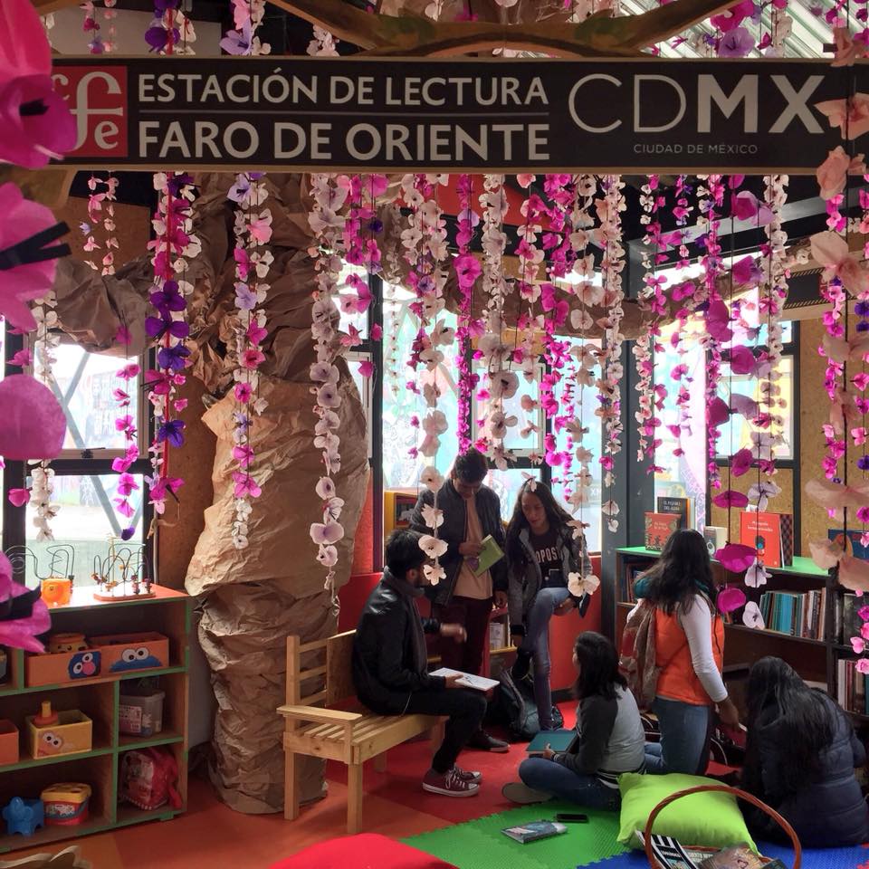 LibreriasEducal's tweet image. Felicitamos a nuetsros compañeros del @FCEMexico y @CulturaCDMX, @VazquezMartin por la inauguración de la #LibreríaEusebioRuvalcaba en el @farodeoriente, Iztapalapa:bit.ly/2hDVXbc ¡Muchas librerías más!
