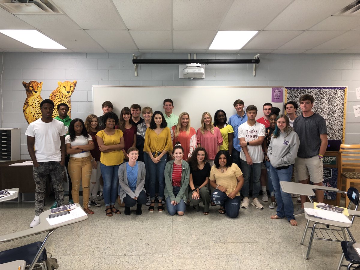 DCHS Class of 2019 Mrs Studer’s homeroom Flowers through Gooden!  #ItsagreatdaytobeaJaguar #Raisethebaragain <a href="/dchsjaguars/">DeSoto Central High</a>