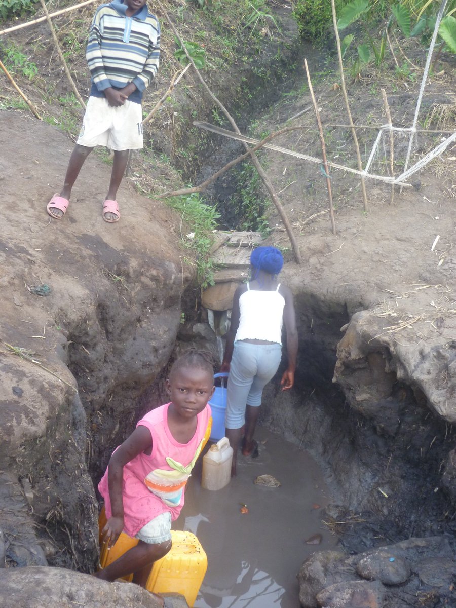 #Youth4watsan @SRwatsan 
L'acces à l'eau potable reste un défis majeur en RDC. Certains endroits demeure desservis en eau potable, ce qui pousse la population de s'approvisionner dans des endroits non protégés et est à la cause des maladies hydro-sanitaires.