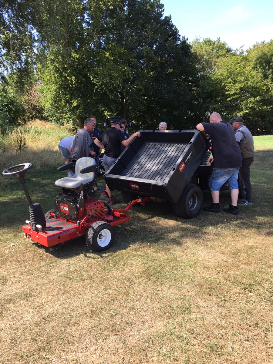 ReesinkTurfEast's tweet photo. Richard showing off the Workman MDXD, Greesnpro 1260 and Triflex 3400 to the guys at Hainault Golf Club #ToroDemo https://t.co/j2PAini0Xy