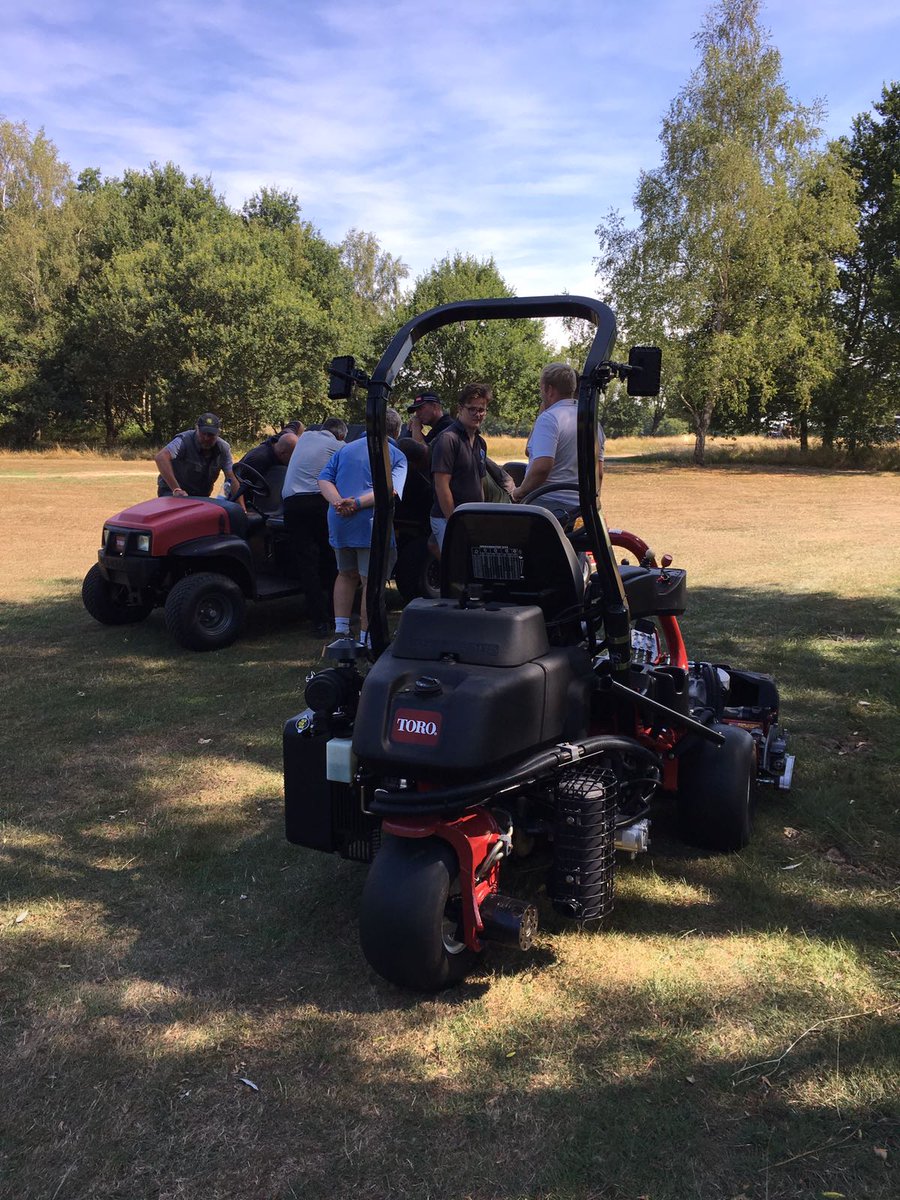 ReesinkTurfEast's tweet photo. Richard showing off the Workman MDXD, Greesnpro 1260 and Triflex 3400 to the guys at Hainault Golf Club #ToroDemo https://t.co/j2PAini0Xy