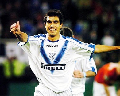elshowdevelez's tweet photo. Surgido de las inferiores del #Fortín y campeón del Clausura 2005 🏆. Caracterizado por su gran técnica, habilidad y una pegada envidiable. Feliz cumpleaños @LGracian ! 🔵⚪⚽ 🔟 https://t.co/in8Q34zPsP
