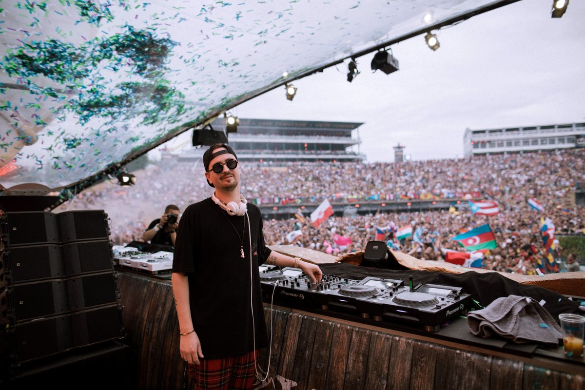 robin_schulz's tweet photo. Sound check with a few thousand of my closest friends 😎😎😎 https://t.co/wUiuu5H0JV