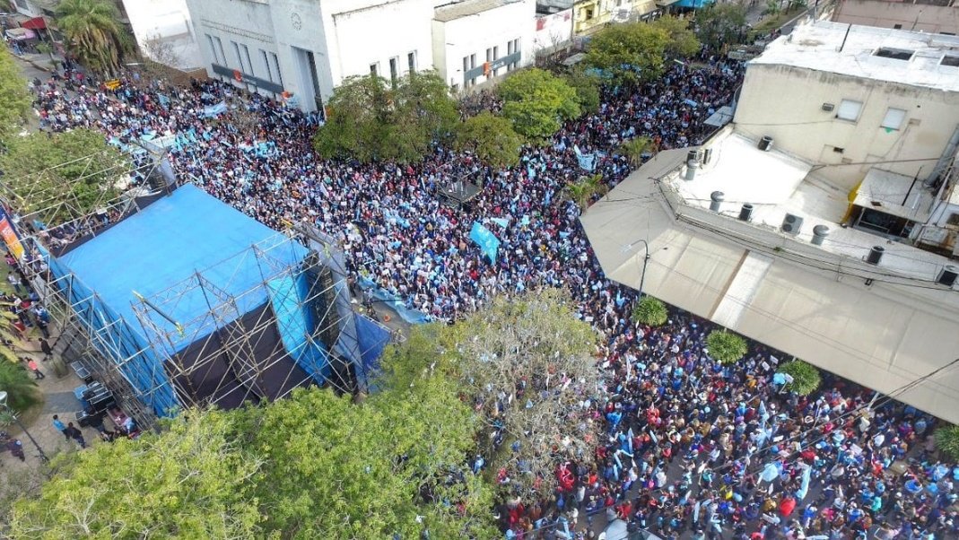 marianoobarrio's tweet photo. El país salió a la calle a reclamar que #CuidemoslasDosVidas Los senadores tienen la palabra. La #Olaceleste era un gigante dormido y ya no es más silencioso. Se sabe ahora q #ArgentinaEsProvida y q defendemos los valores humanos con el alma #Obelisco #Cordoba #Tucuman #Chaco https://t.co/6cFu7qFC6J