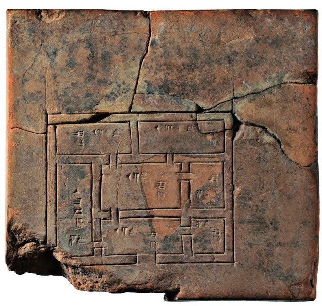 Alexny_85's tweet image. ¿Cuál es el plano de una casa más antiguo que conservamos? Bueno...,¡¡este es de terracota, procede de la ciudad estado de Lagash, en Mesopotamia, y tiene unos 4000 años!! No me digáis que no es precioso...
Foto: Staatliche Museen zu Berlin