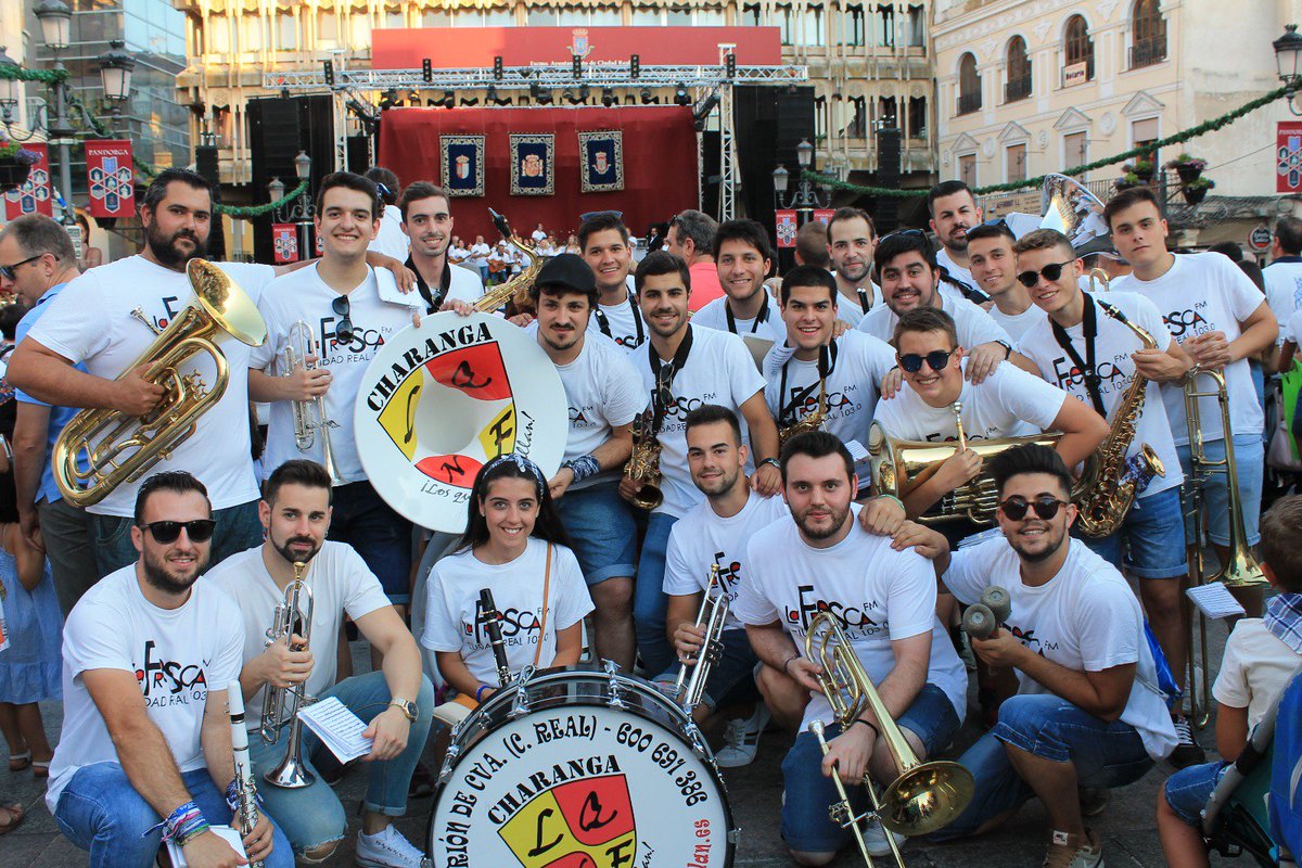 LQNF's tweet photo. ¡Eeeeh chavalada! ¿Cómo lleváis este caluroso lunes? 😝🙌🏾 Aquí os dejamos unas fotitos del desfile de Pandorga del martes pasado, siempre acompañados por @lafrescafm 🤘🏽😎 https://t.co/hdeqXYeVaa