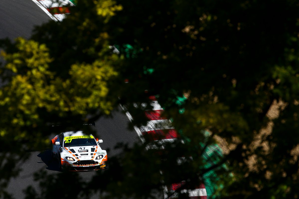 LeveridgePromo's tweet photo. Another incredible #gallery of hi-res #images from a rather eventful weekend 'down the Hatch' with @GrahamDRacing, @Maxrtin1992 and @JetstreamGB #Motorsport - https://t.co/ei8bVqRFTp #BritishGT #JetstreamMS #GD47 #Facebook https://t.co/pHUv1Elniy