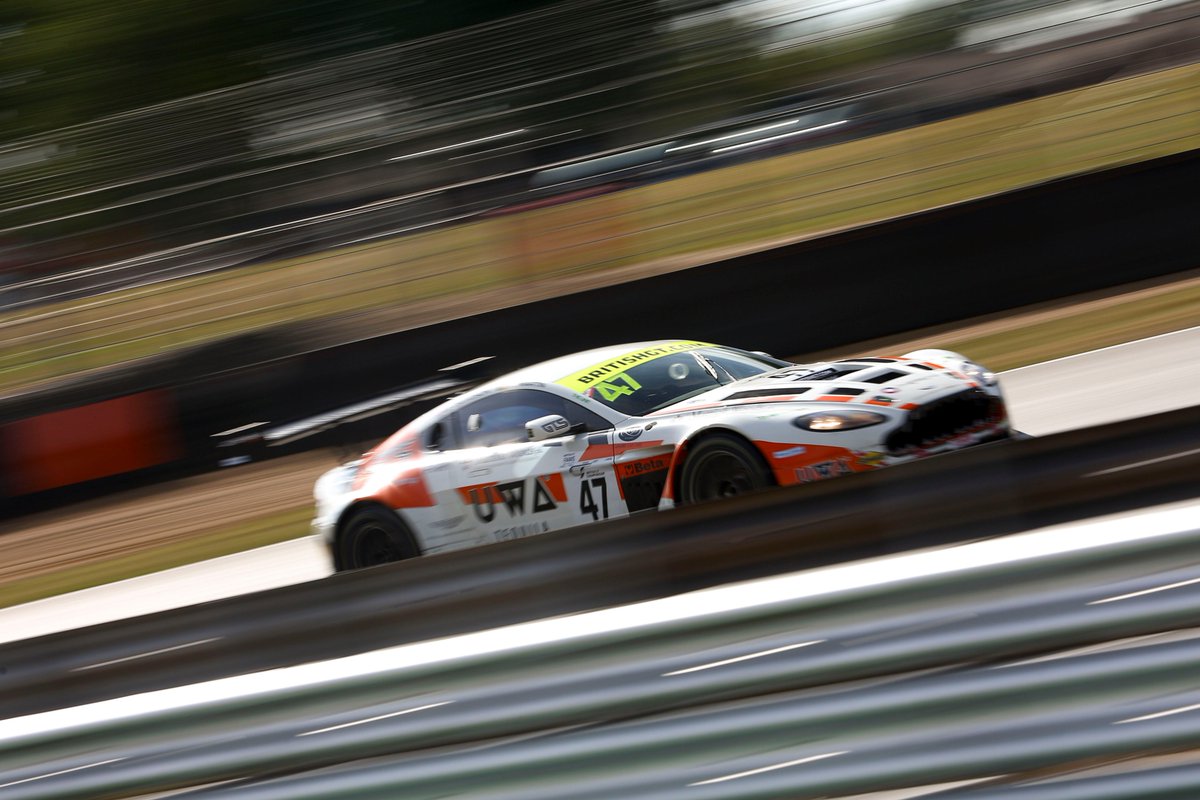 LeveridgePromo's tweet photo. Another incredible #gallery of hi-res #images from a rather eventful weekend 'down the Hatch' with @GrahamDRacing, @Maxrtin1992 and @JetstreamGB #Motorsport - https://t.co/ei8bVqRFTp #BritishGT #JetstreamMS #GD47 #Facebook https://t.co/pHUv1Elniy