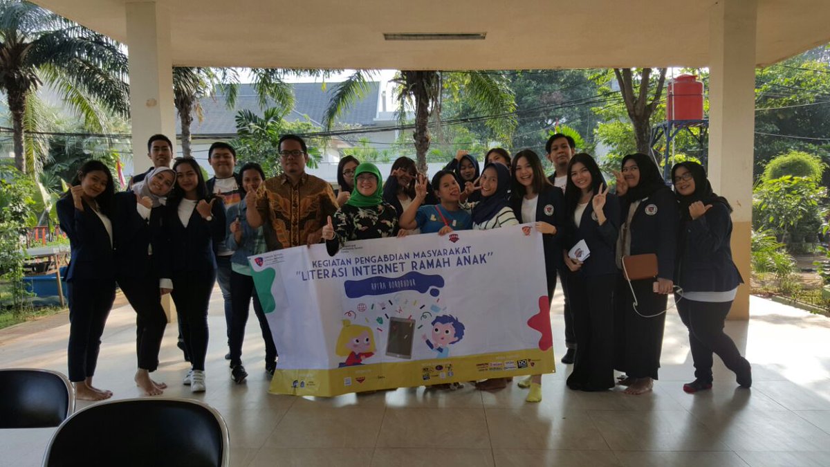 Utju9's tweet photo. Literasi Internet Ramah Anak di RPTRA Borobudur dan RPTRA Kebon Sirih,penyelenggara mahasiswa London School, Forum Anak Kelurahan Pegangsaan dan Forum Anak Kelurahan Kebon Sirih di libatkan dalam kepanitiaan, hadir Dosen pendamping DR.Yova https://t.co/ICncyAAojx