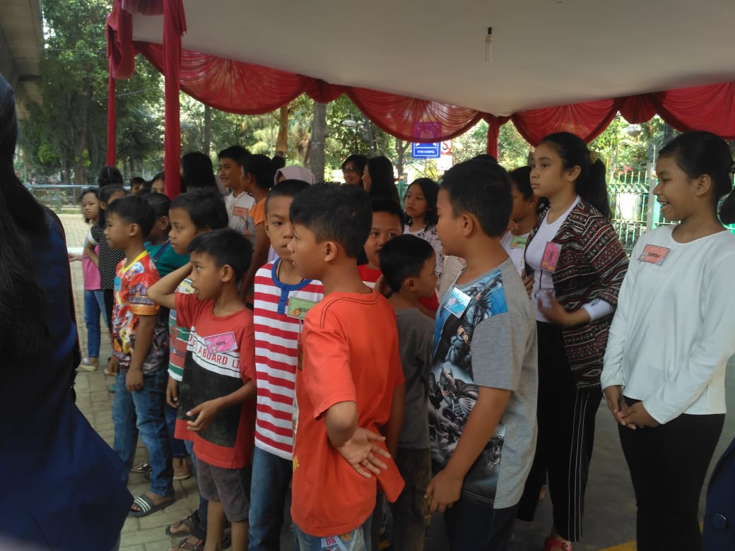 Utju9's tweet photo. Literasi Internet Ramah Anak di RPTRA Borobudur dan RPTRA Kebon Sirih,penyelenggara mahasiswa London School, Forum Anak Kelurahan Pegangsaan dan Forum Anak Kelurahan Kebon Sirih di libatkan dalam kepanitiaan, hadir Dosen pendamping DR.Yova https://t.co/ICncyAAojx