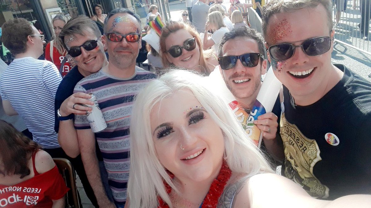 RachelleW123's tweet photo. #LGBTActive #LeedsPride I should of brought my sunglasses 😎🌈 https://t.co/TGFJoniQcJ