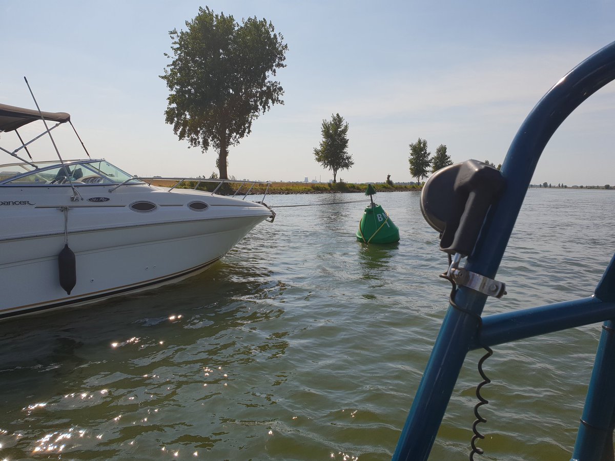 Vaarwegmarkering is niet bedoeld om aan af te meren. Het kan schade veroorzaken en de positie van tonnen boeien kunnen veranderen door het gewicht van uw boot/schip. <a href="/varendoejesamen/">Varen doe je Samen!</a> #RWS851 <a href="/Rijkswaterstaat/">Rijkswaterstaat</a>