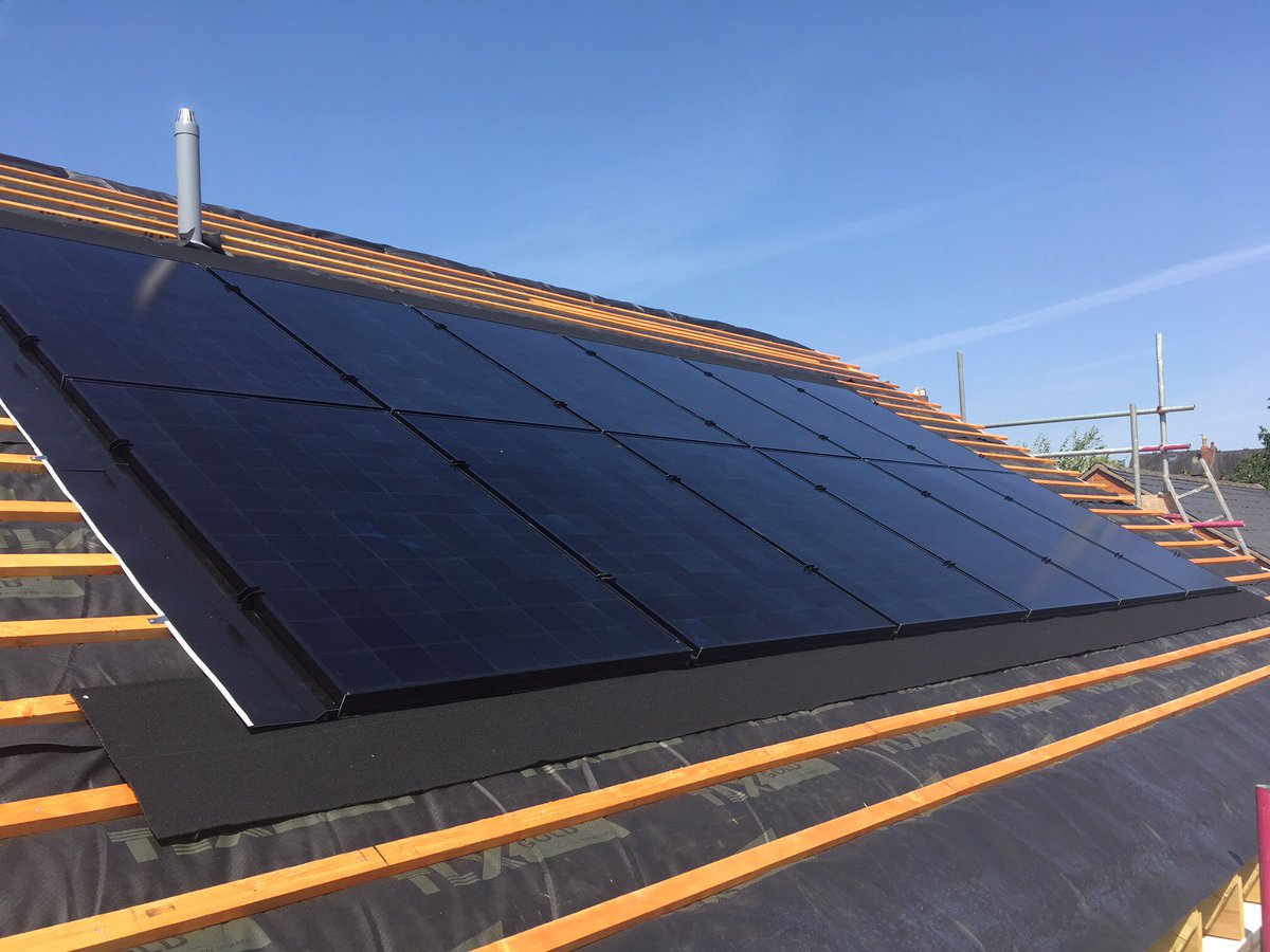 Stratfordenergy's tweet photo. #goodlookingsolar at its best @SunPower X21 335w #SignatureBlack Panels 4.02kWp with @SolarEdgePV optimisation on #newbuild in #Leamington #solutionriseseveryday #SolarEdgeShot https://t.co/bBRHiaAtJO