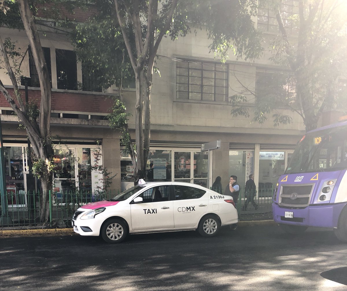 rosotelo's tweet photo. Taxi estacionado en la ciclopista y camiones haciendo base tapando 2 carriles de Horacio esquina Lamartine. Caos total! El taxista abajo del taxi hablando por teléfono @lavozdepolanco @UCS_CDMX @seguridad_MH https://t.co/eiMNkGpyNg
