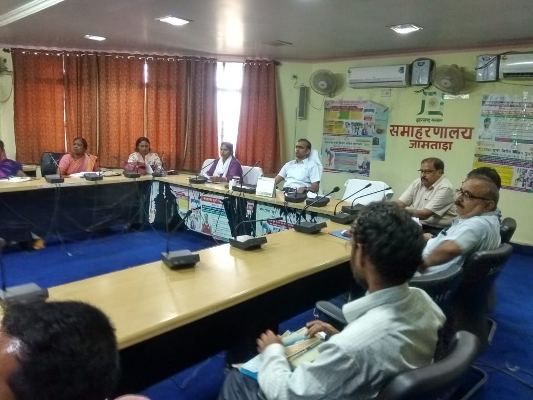 Review meeting by DC Jamtara with the officers of District social welfare department and a number of directions were issued especially for developing  Model AWCs in the district <a href="/dasraghubar/">Raghubar Das</a> @cmojhr <a href="/RDD_Jharkhand/">Rural Development Dept,Jharkhand</a> #NewJharkhand
