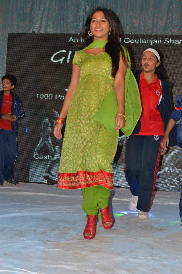 MohenaSinghWeb's tweet photo. 'She is an addiction,
she possess a pure heart and
a calm mind.' 🖤
#ThrowbackDiaries
To,
@SinghMohena Judging Grand Finale of NIDC, 2013 at कलावृक्ष School of Kathak in Mathura
#MohenaAddicted #Mohena #MohenaSingh #MohenaKumari #MohenaKumariSingh #Juding #Dance #Dancer #Event https://t.co/uc98b2tJ66