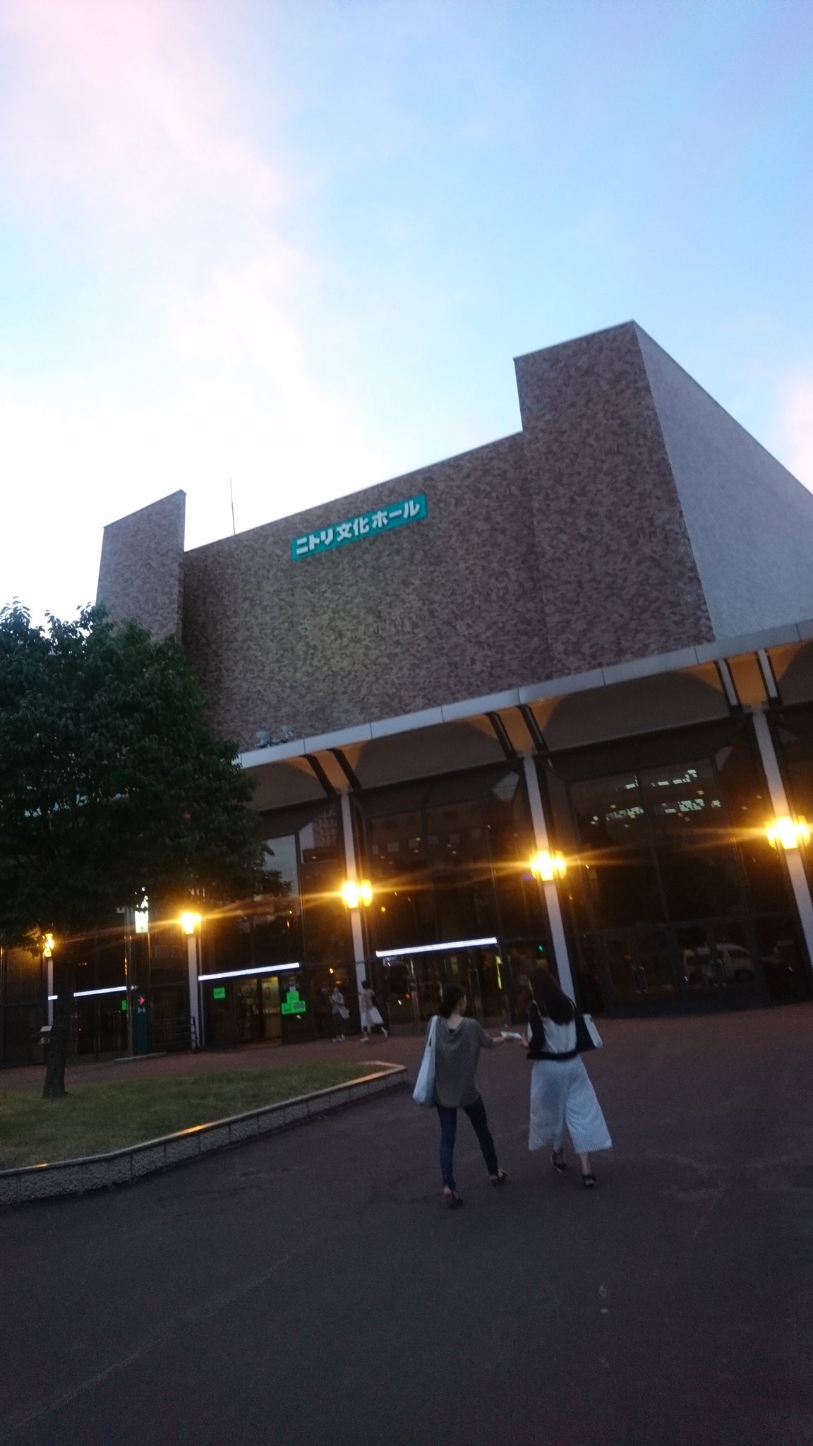 Nobin ライブ前と後 おそらくこれがおいらにとっての最後の ニトリ文化ホール となるであろう 今日は 私の愛するaikoさんのライブでした 実は2年ぶり 3列目のほぼ真ん中という好位地で聴くことができた 最高に楽しかった ﾟｰﾟ の Aiko Llp 札幌