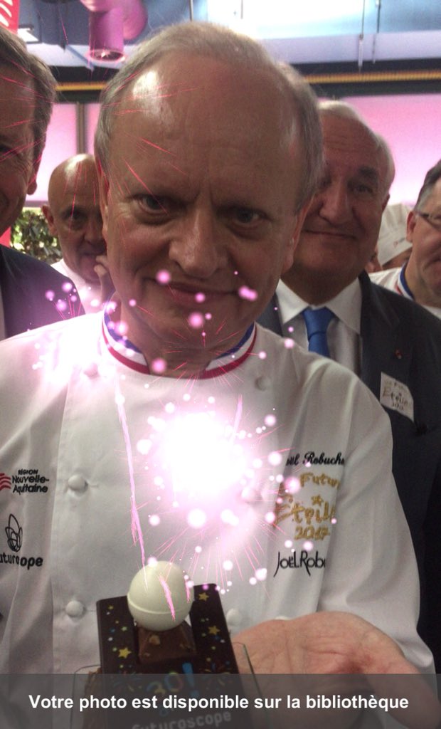 FranckFloze's tweet photo. Disparition ce jour de notre ami Joël Robuchon,  un petit souvenir parmi tant d autres avec le gâteau des 30 ans du Futuroscope. Merci chef https://t.co/08g6v2ue3U