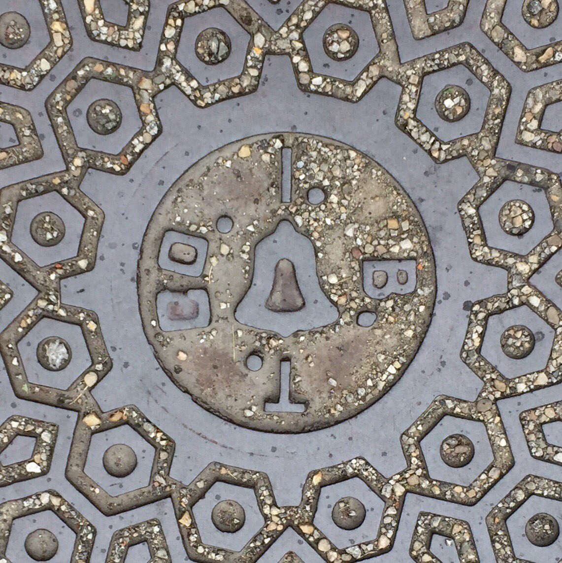 ChEyeBall's tweet photo. #Chillusive #Telebomb First time I’ve seen an IBT Co. or Illinois Bell Telephone Co. on a #ManholeCoverMonday #BeChoosy https://t.co/Kljx9gDDii