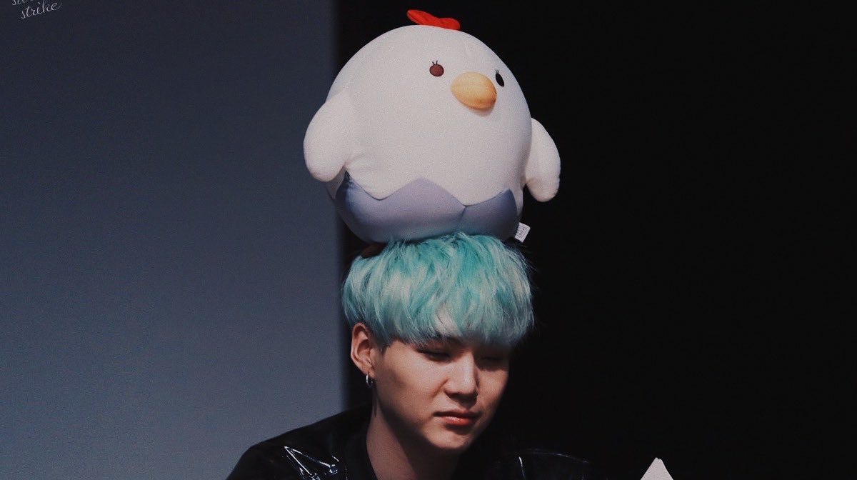 glossyvisuals's tweet photo. yoongi balancing plushies on his head: an adorable saga https://t.co/vfiIFf0uKi