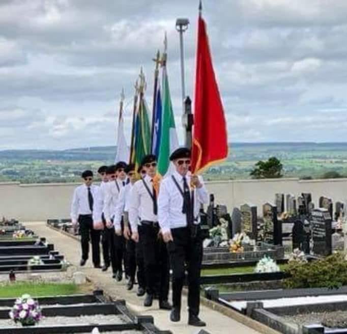 irspireland's tweet photo. The youthful IRSM Colour party marching to the grave of Vol.Kevin Lynch yesterday.
The sacrafice Kevin made for his community, our movement & country will be commemorated for generations to come.
#IRSP #IRSM #KevinLynch #Hungerstrike81 #Ireland #PatriotDead https://t.co/ClZV37RQtC