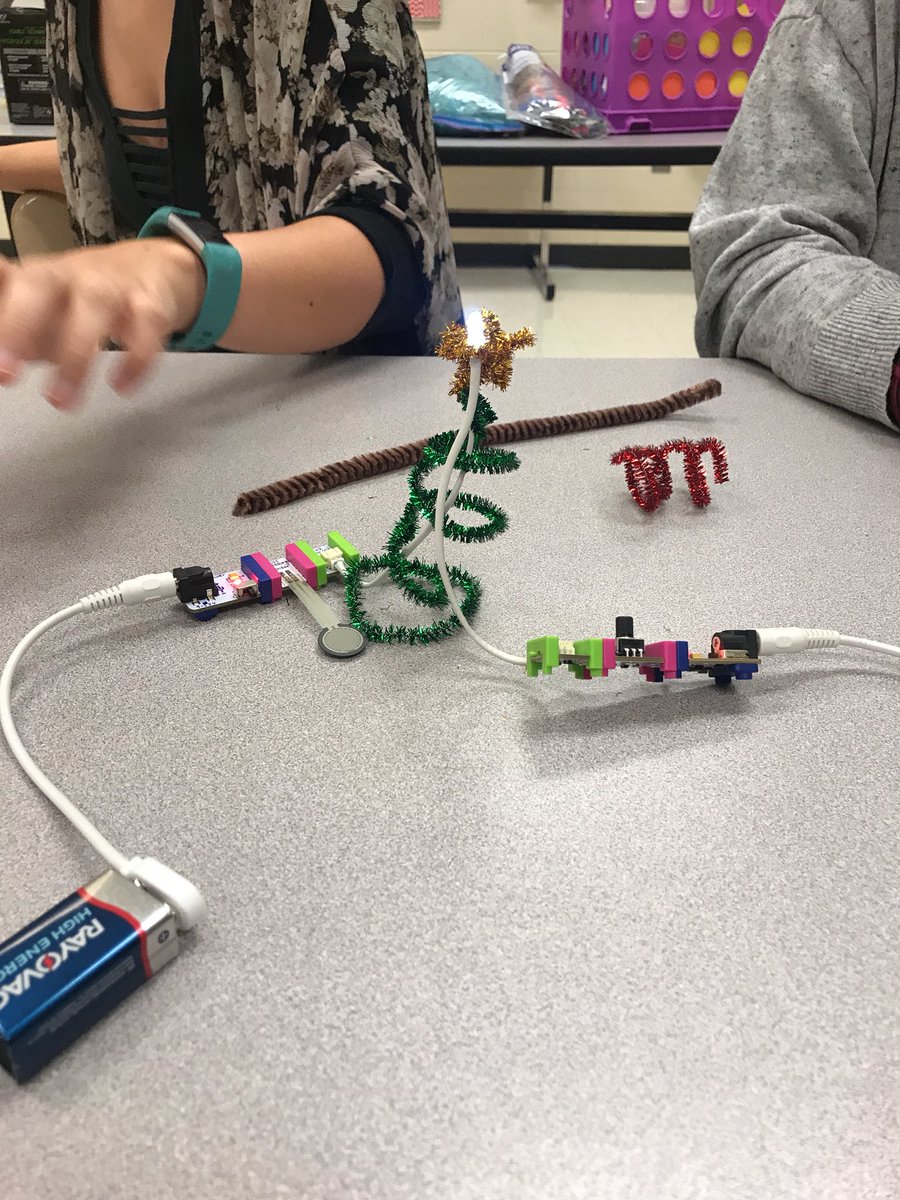 MisterPerry05's tweet photo. Oh Christmas Tree Oh Christmas Tree! #PCSTF #LittleBits https://t.co/6yKRR4Qq6b