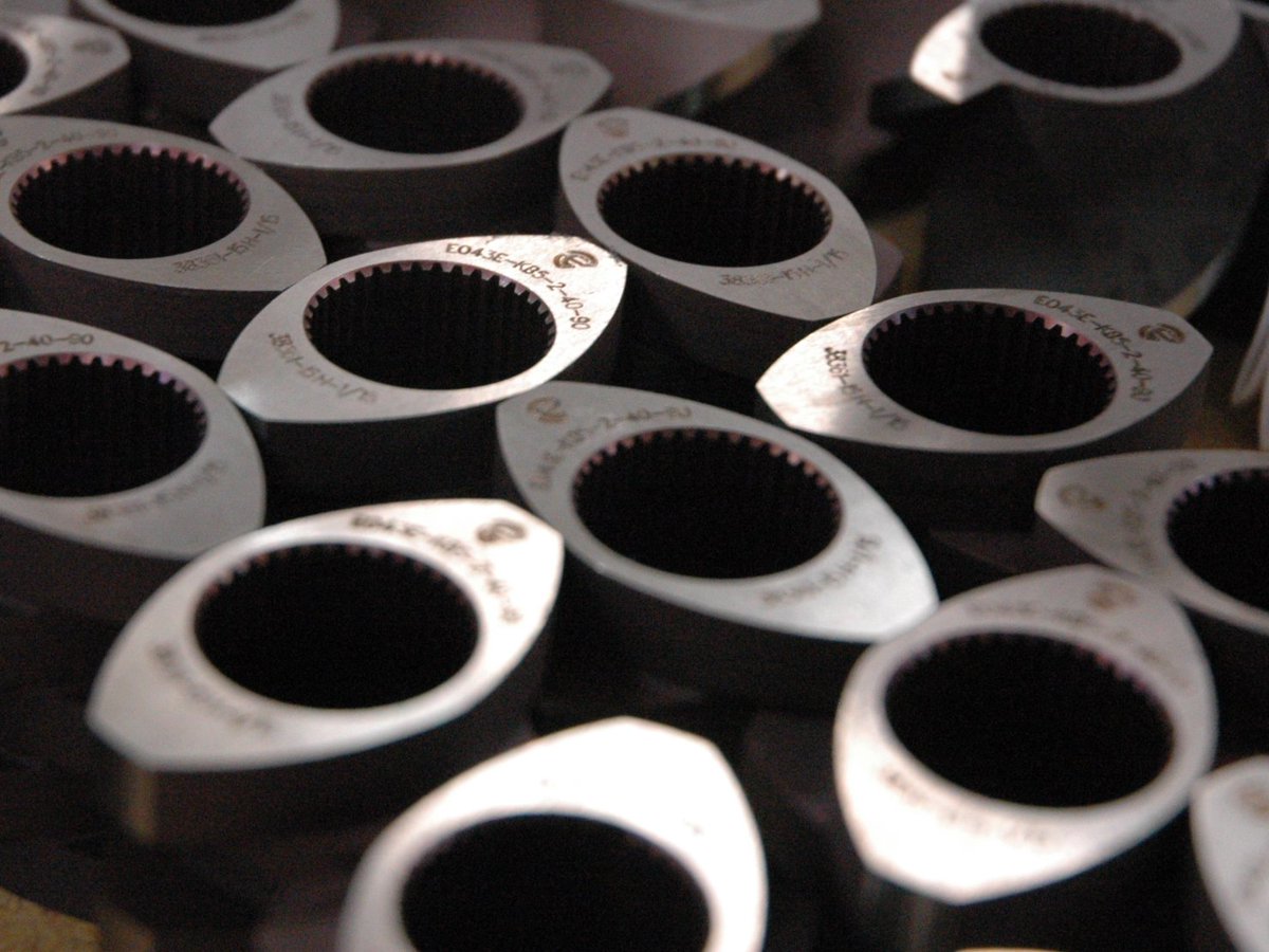 ENTEK_extruders's tweet photo. Great article in latest #CompoundingWorld on combating screw and barrel wear in twin-screw extruders - with quotes from our own Dean Elliott and Linda Campbell and info on our unique Screw Layout Program software! https://t.co/vx3I6fef0i #compounding #extrusion #mro @Contact_AMI https://t.co/7SYbZKXZnD