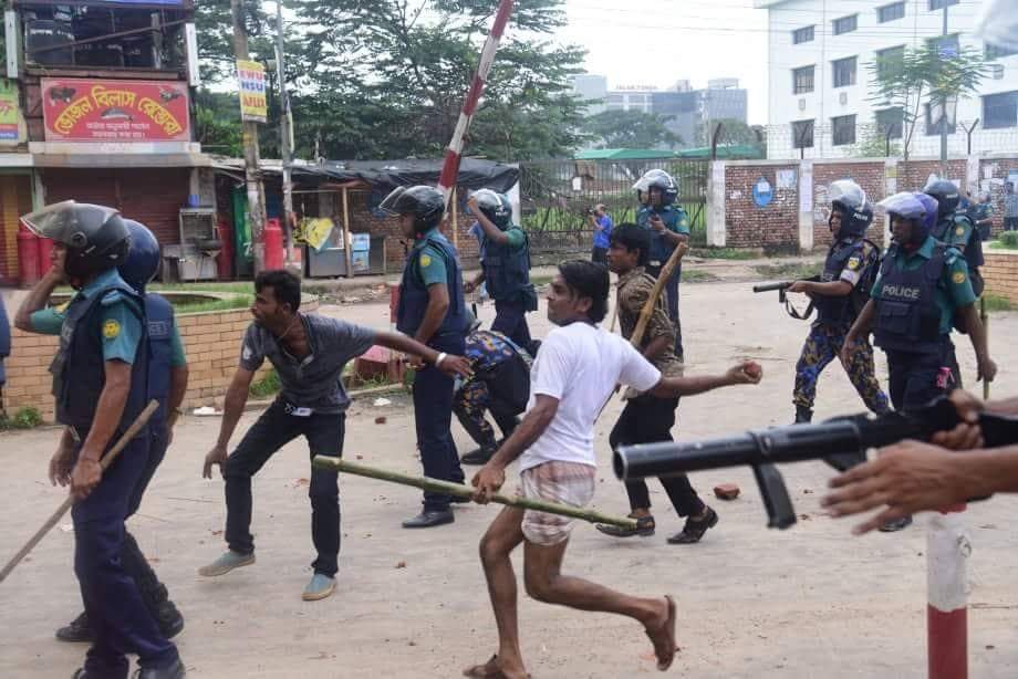 taslimanasreen's tweet photo. The picture of Bangladesh. Police and the ruling party thugs jointly  attacking school students who have been campaigning for road traffic safety. https://t.co/eRINqpWl00